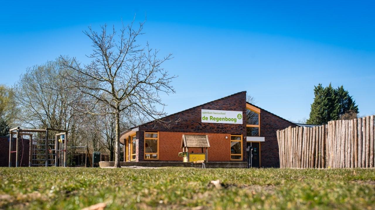 Openbare Basisschool de Regenboog in Voorthuizen met uitzicht op het schoolplein. Openbare Basisschool de Regenboog in Voorthuizen met uitzicht op het schoolplein.