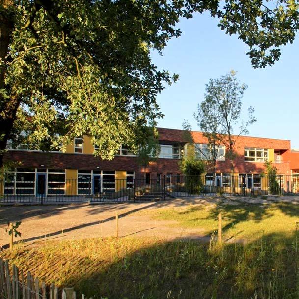Openbare Basisschool De Rietpluim in Nuenen met een groot schoolplein en een groene omgeving. Openbare Basisschool De Rietpluim in Nuenen met een groot schoolplein en een groene omgeving.