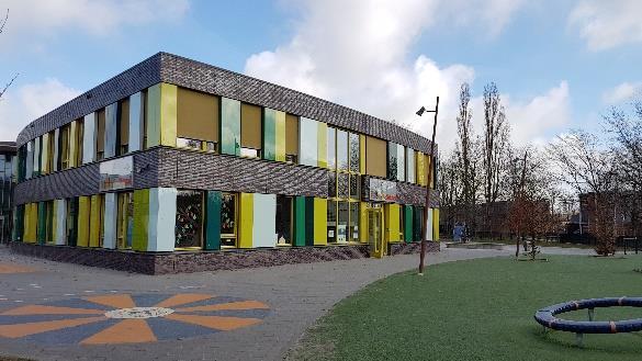 Openbare Basisschool de Sleutel in Tilburg met een kleurrijk schoolgebouw en schoolplein. Openbare Basisschool de Sleutel in Tilburg met een kleurrijk schoolgebouw en schoolplein.