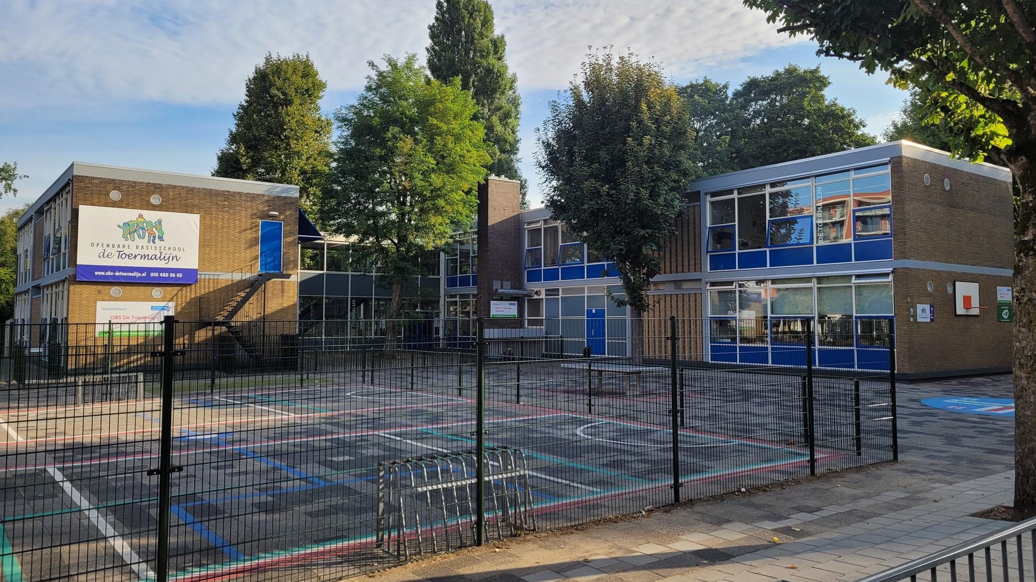 Openbare basisschool De Toermalijn in Rotterdam met een overzicht van het schoolplein. Openbare basisschool De Toermalijn in Rotterdam met een overzicht van het schoolplein.