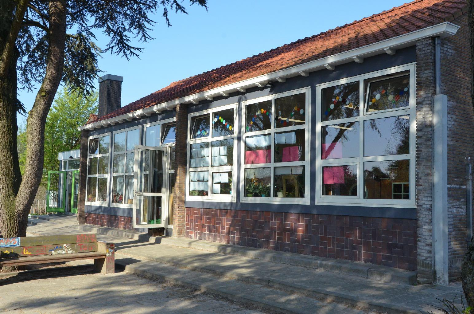 Openbare Basisschool De Tweemaster in Pijnacker met een uitzicht op het schoolgebouw. Openbare Basisschool De Tweemaster in Pijnacker met een uitzicht op het schoolgebouw.
