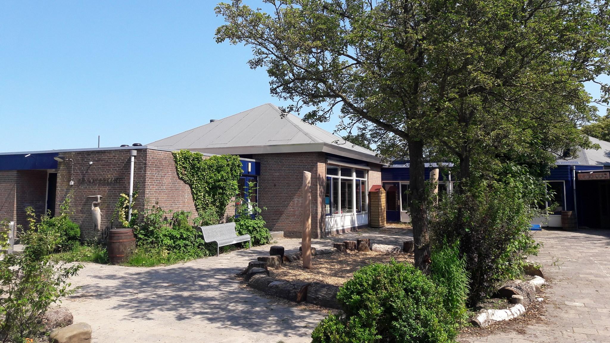 Openbare Basisschool de Vijzel in Hauwert met een groen schoolplein. Openbare Basisschool de Vijzel in Hauwert met een groen schoolplein.