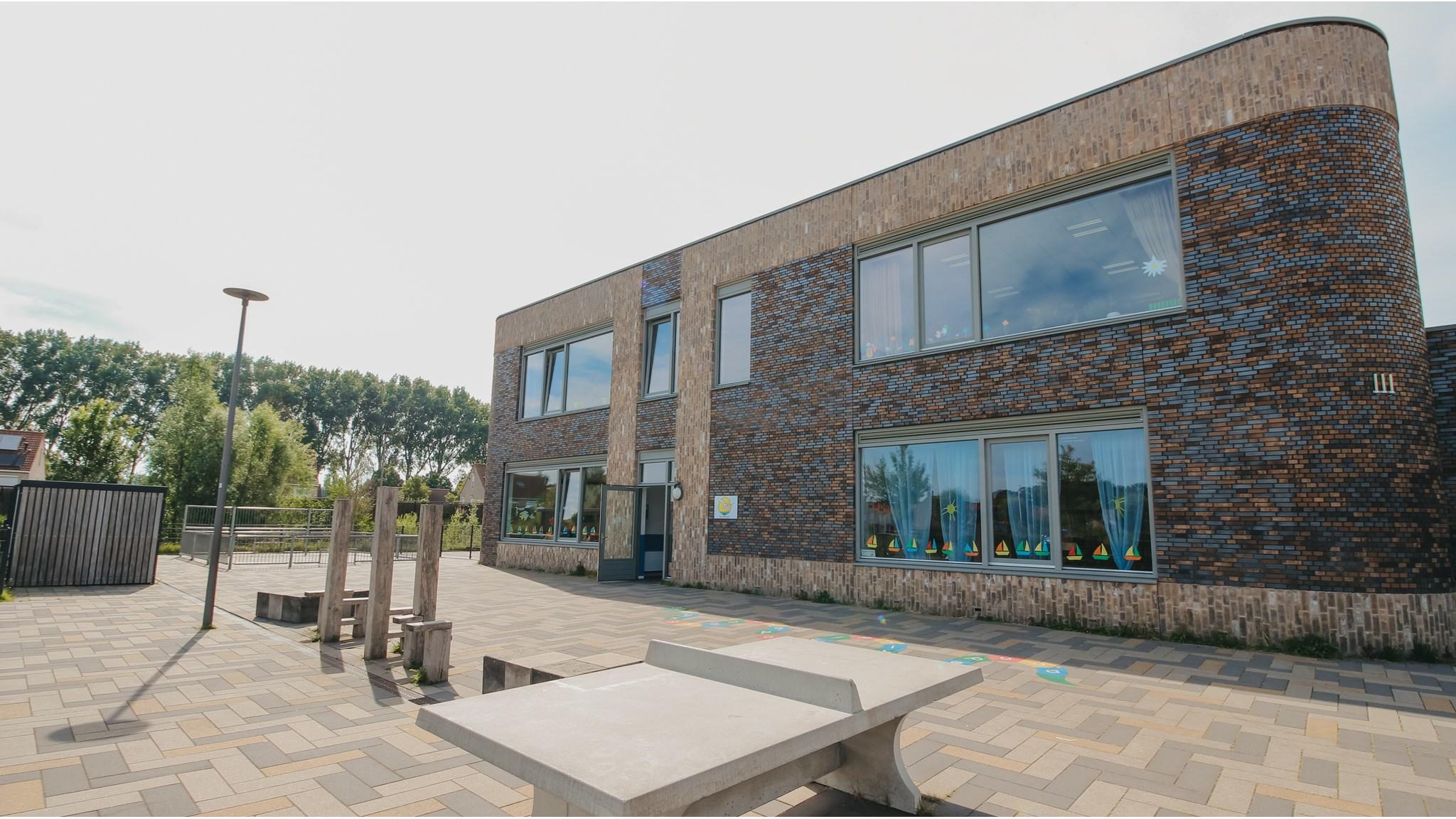 Openbare Basisschool De Zeemeeuw in Breskens met een modern schoolplein. Openbare Basisschool De Zeemeeuw in Breskens met een modern schoolplein.