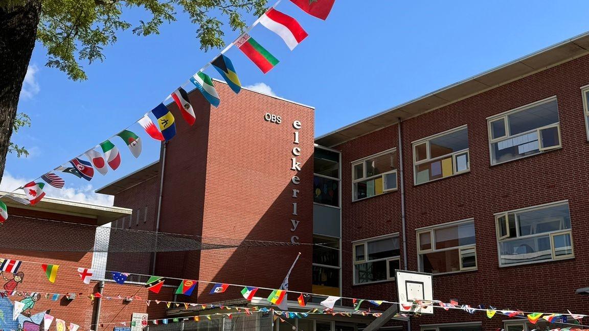 Openbare Basisschool Elckerlyc in Hilversum met een versiering van vlaggen op het schoolplein. Openbare Basisschool Elckerlyc in Hilversum met een versiering van vlaggen op het schoolplein.