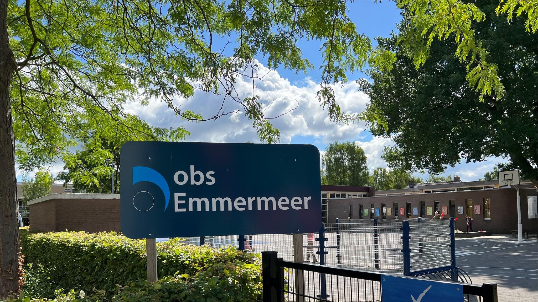 Openbare Basisschool Emmermeer in Emmen, met een helder zicht op het schoolplein. Openbare Basisschool Emmermeer in Emmen, met een helder zicht op het schoolplein.