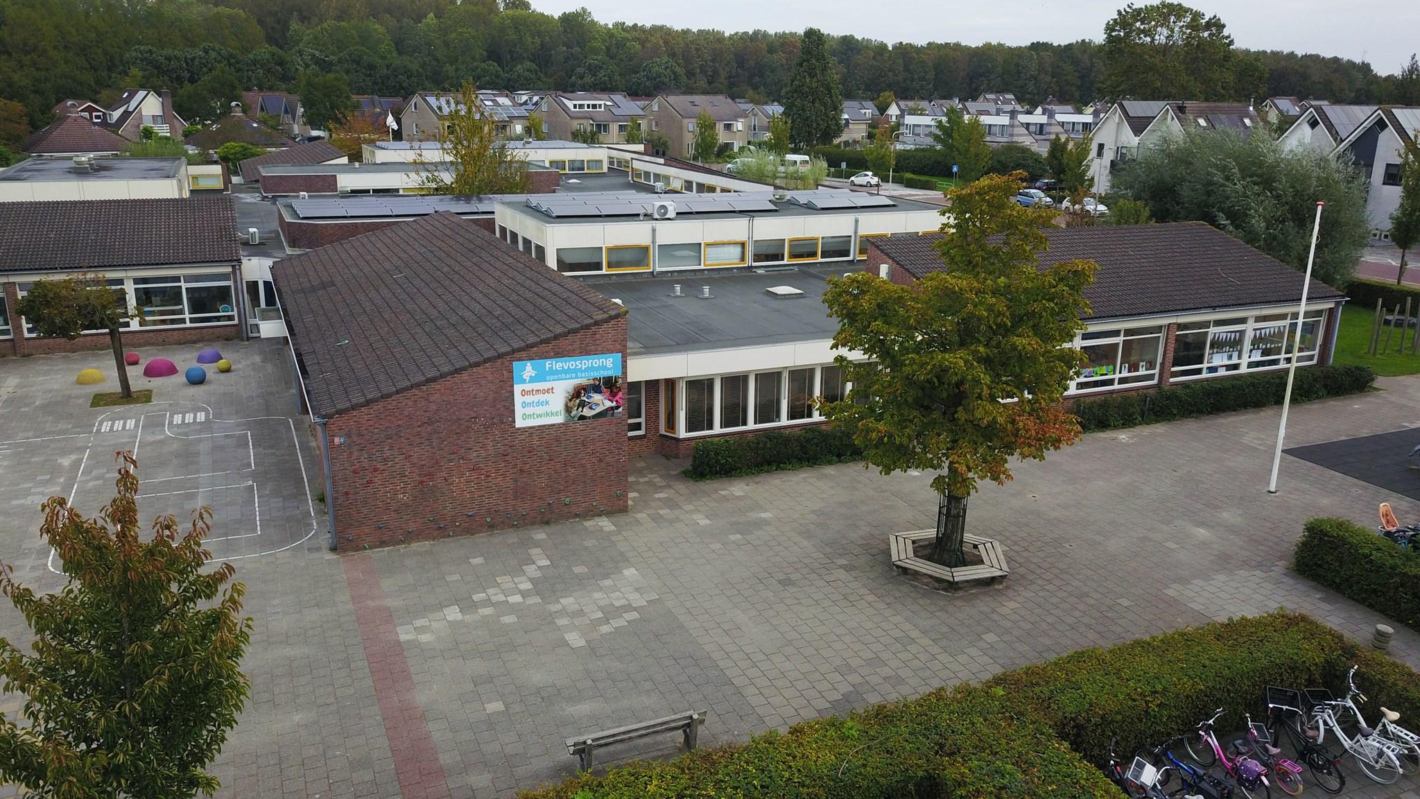 Openbare Basisschool Flevosprong in Dronten met een zicht op het schoolplein. Openbare Basisschool Flevosprong in Dronten met een zicht op het schoolplein.