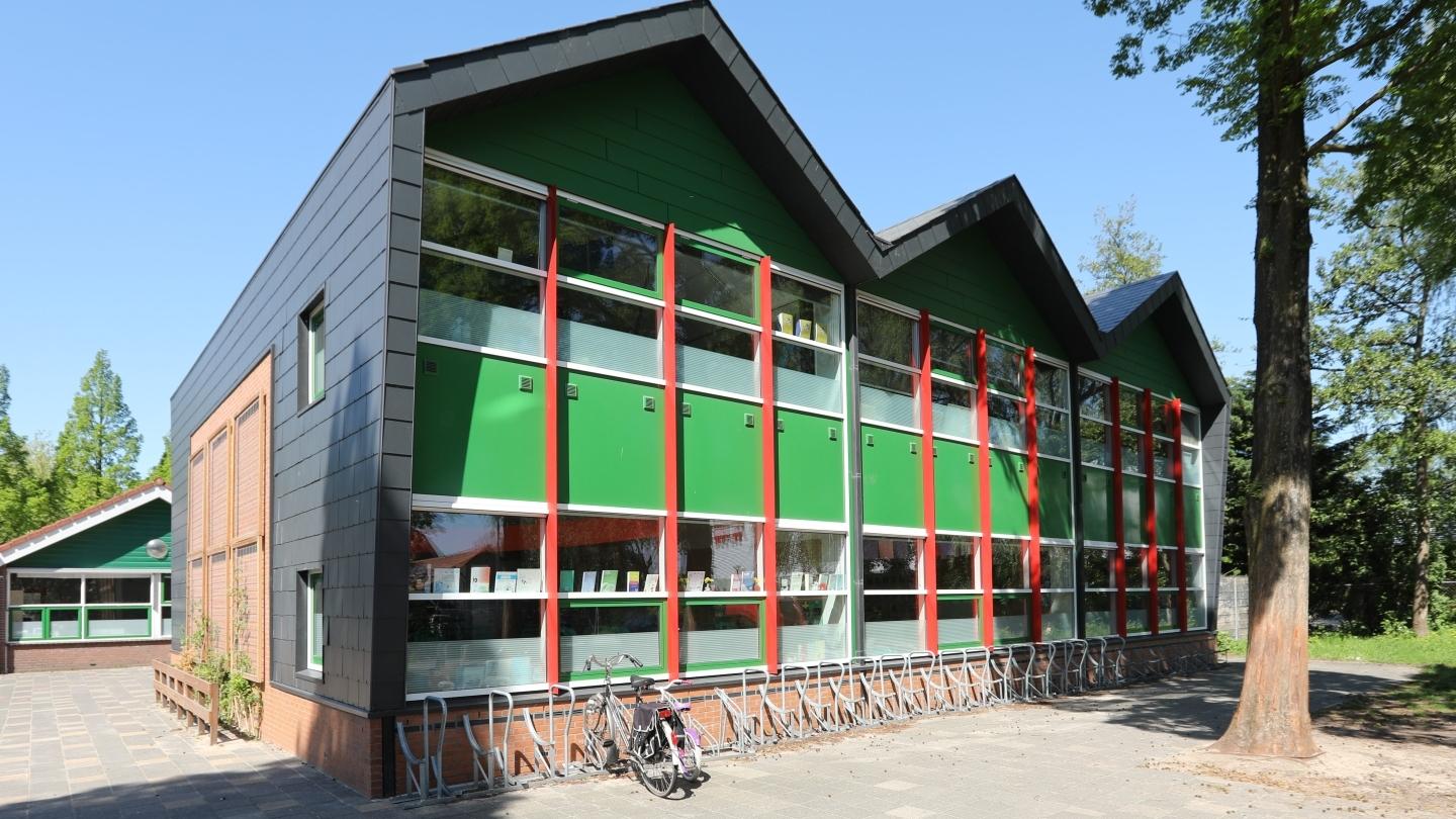 Openbare basisschool Hannie Schaft in Zaandam, met een modern gebouw en een schoolplein voor leerlingen. Openbare basisschool Hannie Schaft in Zaandam, met een modern gebouw en een schoolplein voor leerlingen.