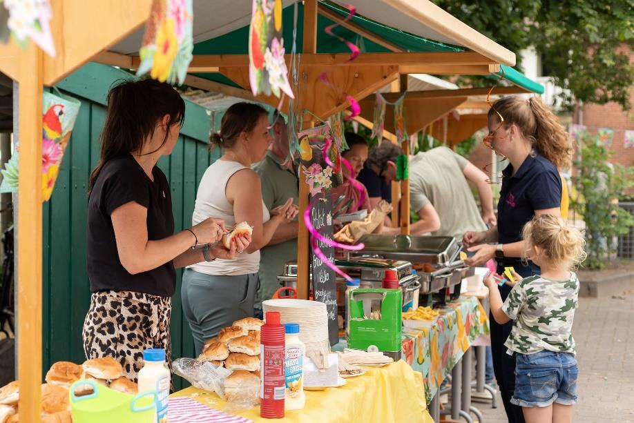 Openbare Basisschool Kiezel en Kei in Borculo organiseert een evenement met eetgelegenheden op het schoolplein. Openbare Basisschool Kiezel en Kei in Borculo organiseert een evenement met eetgelegenheden op het schoolplein.