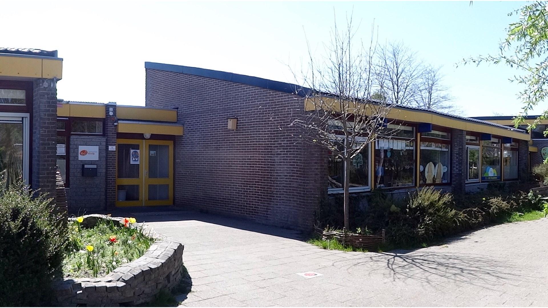 Openbare basisschool KlimOp in Zwaag, met een kleurrijke tuin en een moderne ingang. Openbare basisschool KlimOp in Zwaag, met een kleurrijke tuin en een moderne ingang.