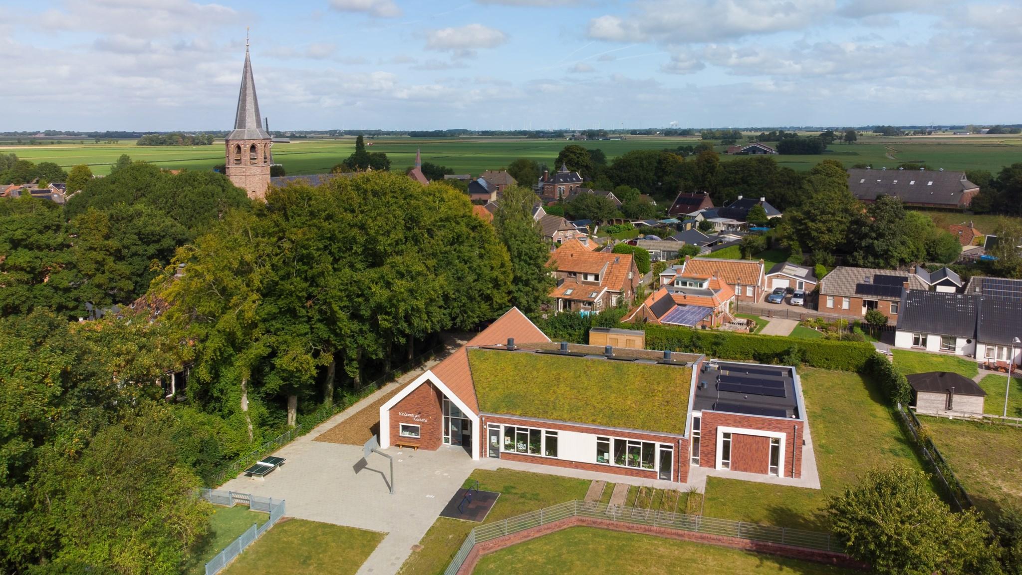 Openbare basisschool Klinkenborg in Kantens, met een groen schoolplein en omliggende woningen. Openbare basisschool Klinkenborg in Kantens, met een groen schoolplein en omliggende woningen.