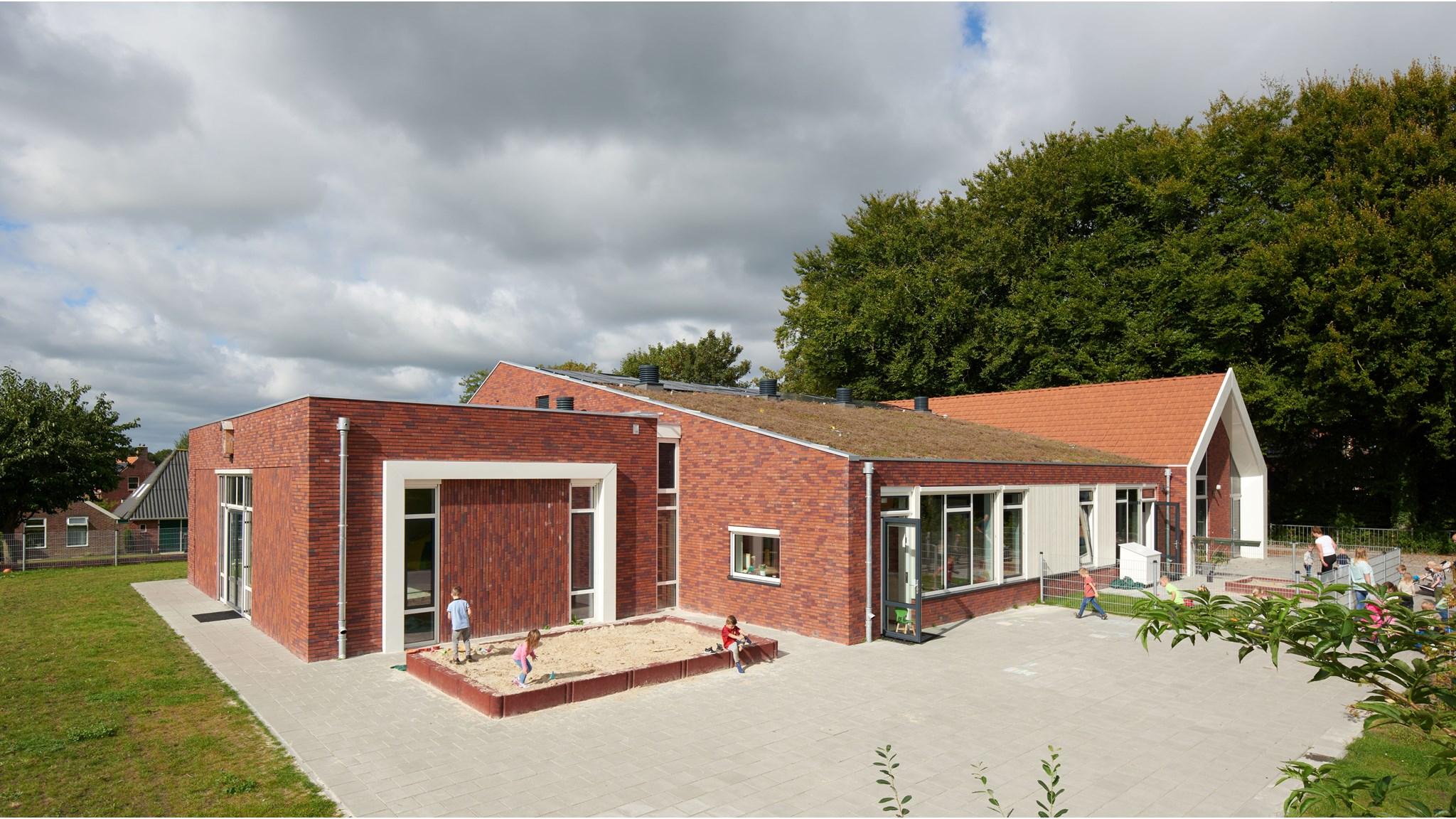 Openbare basisschool Klinkenborg in Kantens met een overzicht van het schoolplein en het moderne schoolgebouw. Openbare basisschool Klinkenborg in Kantens met een overzicht van het schoolplein en het moderne schoolgebouw.
