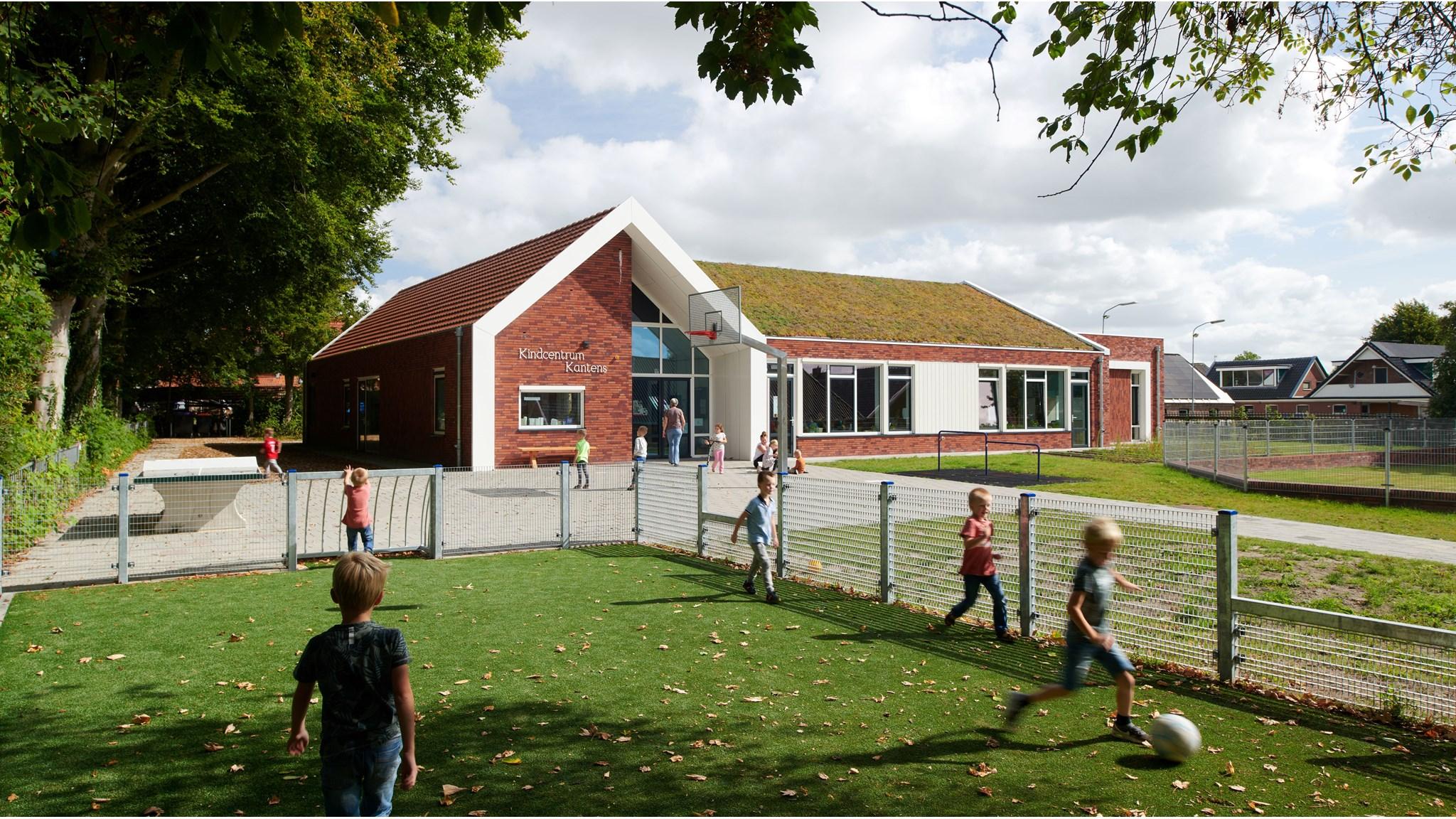Openbare basisschool Klinkenborg in Kantens, met leerlingen die op het schoolplein spelen. Openbare basisschool Klinkenborg in Kantens, met leerlingen die op het schoolplein spelen.