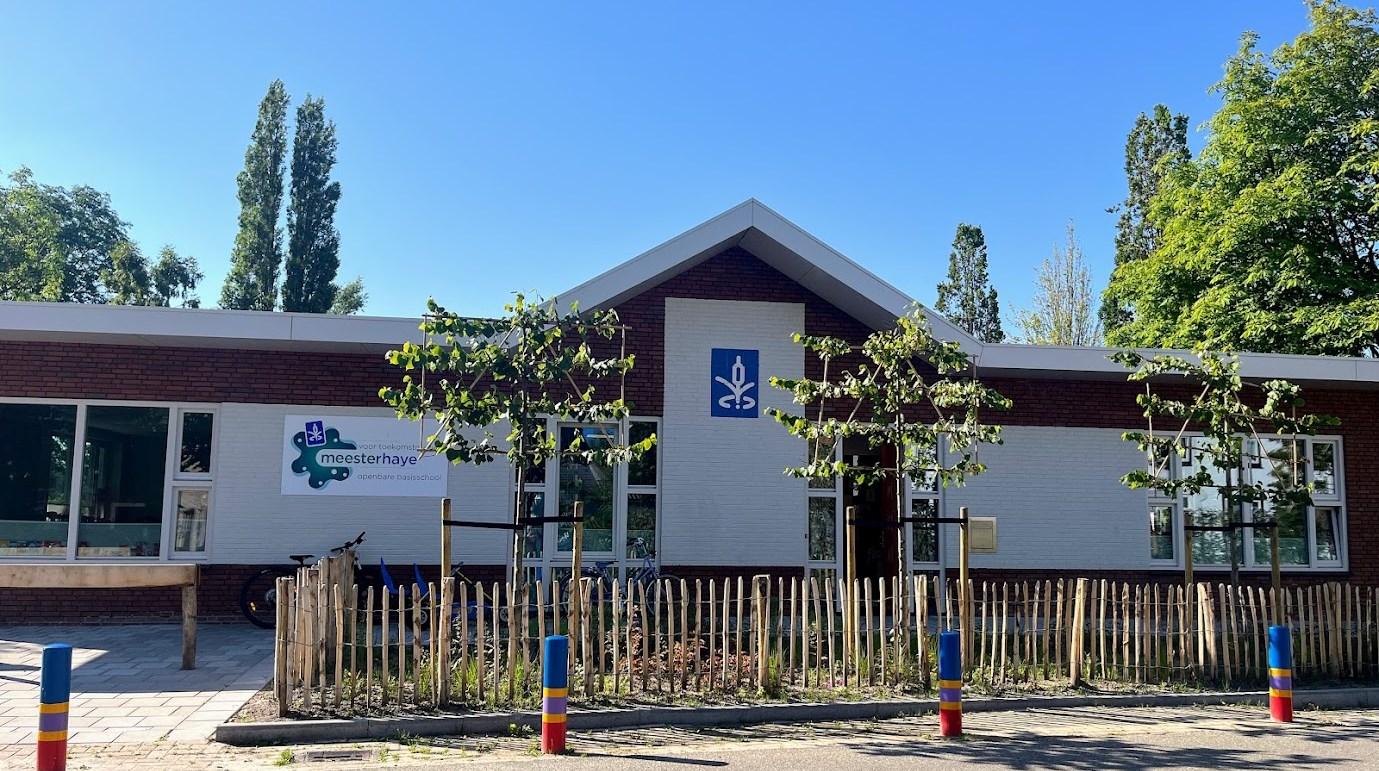 Openbare Basisschool Meester Haye in Beets met een overzicht van het schoolgebouw en het schoolplein. Openbare Basisschool Meester Haye in Beets met een overzicht van het schoolgebouw en het schoolplein.