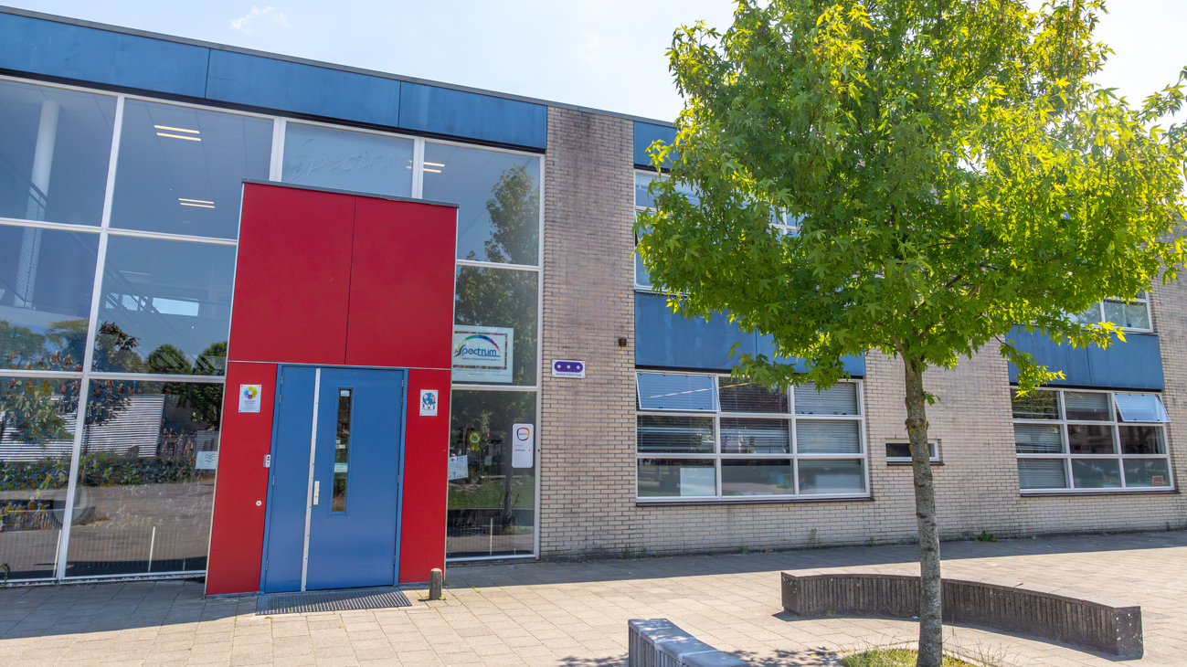 Openbare Basisschool Syncope in Almere met een kleurrijke entree en een groene omgeving. Openbare Basisschool Syncope in Almere met een kleurrijke entree en een groene omgeving.