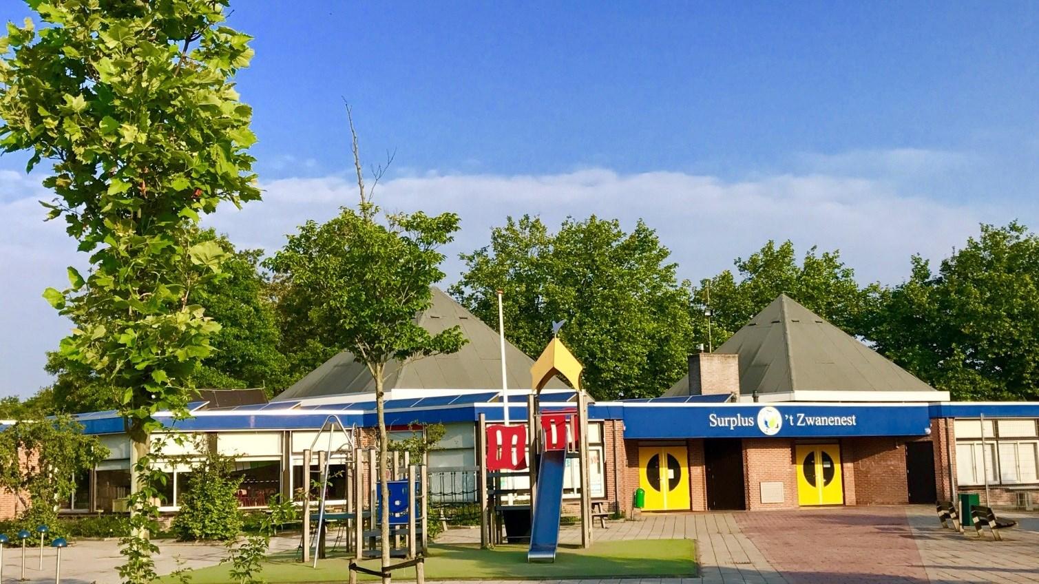 Openbare Basisschool 't Zwanenest in Schagerbrug met een speelplein en moderne gebouwen. Openbare Basisschool 't Zwanenest in Schagerbrug met een speelplein en moderne gebouwen.