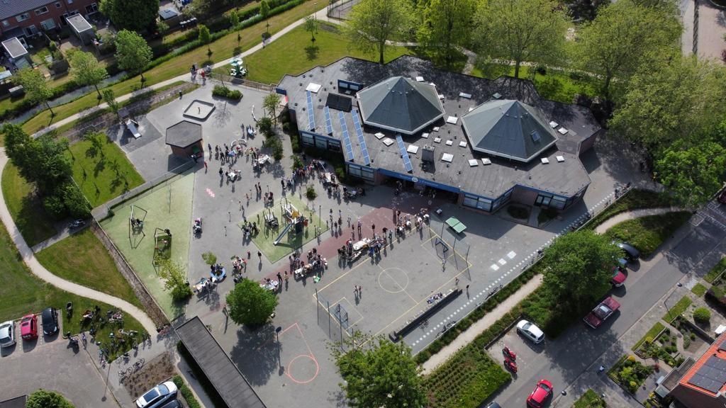 Openbare Basisschool 't Zwanenest' in Schagerbrug, met leerlingen en activiteiten op het schoolplein. Openbare Basisschool 't Zwanenest' in Schagerbrug, met leerlingen en activiteiten op het schoolplein.