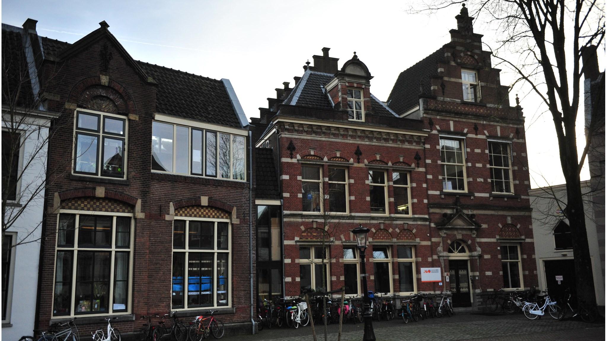 Openbare Dalton Basisschool Pieterskerkhof in Utrecht, met een zicht op de historische schoolgebouwen en fietsenstalling. Openbare Dalton Basisschool Pieterskerkhof in Utrecht, met een zicht op de historische schoolgebouwen en fietsenstalling.