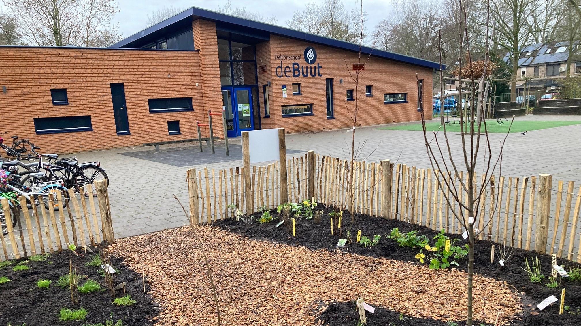 Openbare Daltonschool deBuut in Soest met een overzicht van het schoolplein en de tuin. Openbare Daltonschool deBuut in Soest met een overzicht van het schoolplein en de tuin.