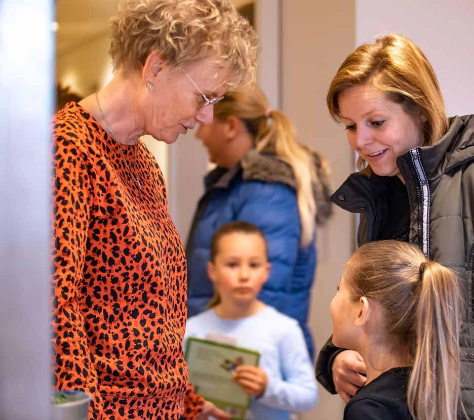 Ouderen en kinderen hebben een gezellige interactie in ATO-kindcentrum De Hoven in Rosmalen. Ouderen en kinderen hebben een gezellige interactie in ATO-kindcentrum De Hoven in Rosmalen.