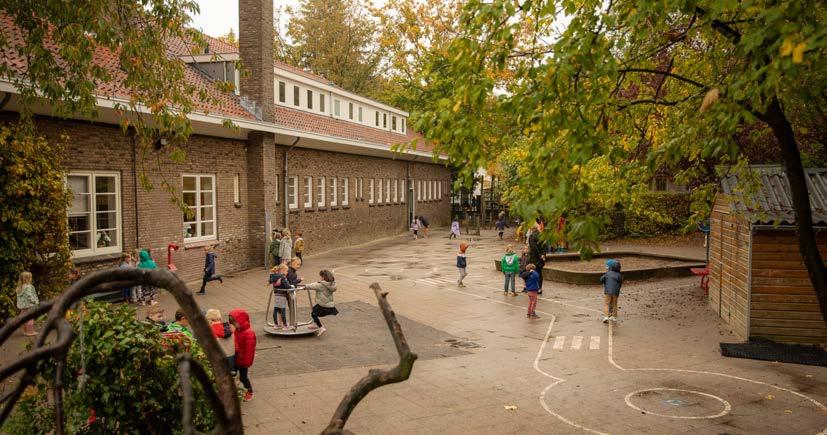 P.C. basisschool De Bolster in Amersfoort heeft een levendig schoolplein waar kinderen spelen. P.C. basisschool De Bolster in Amersfoort heeft een levendig schoolplein waar kinderen spelen.