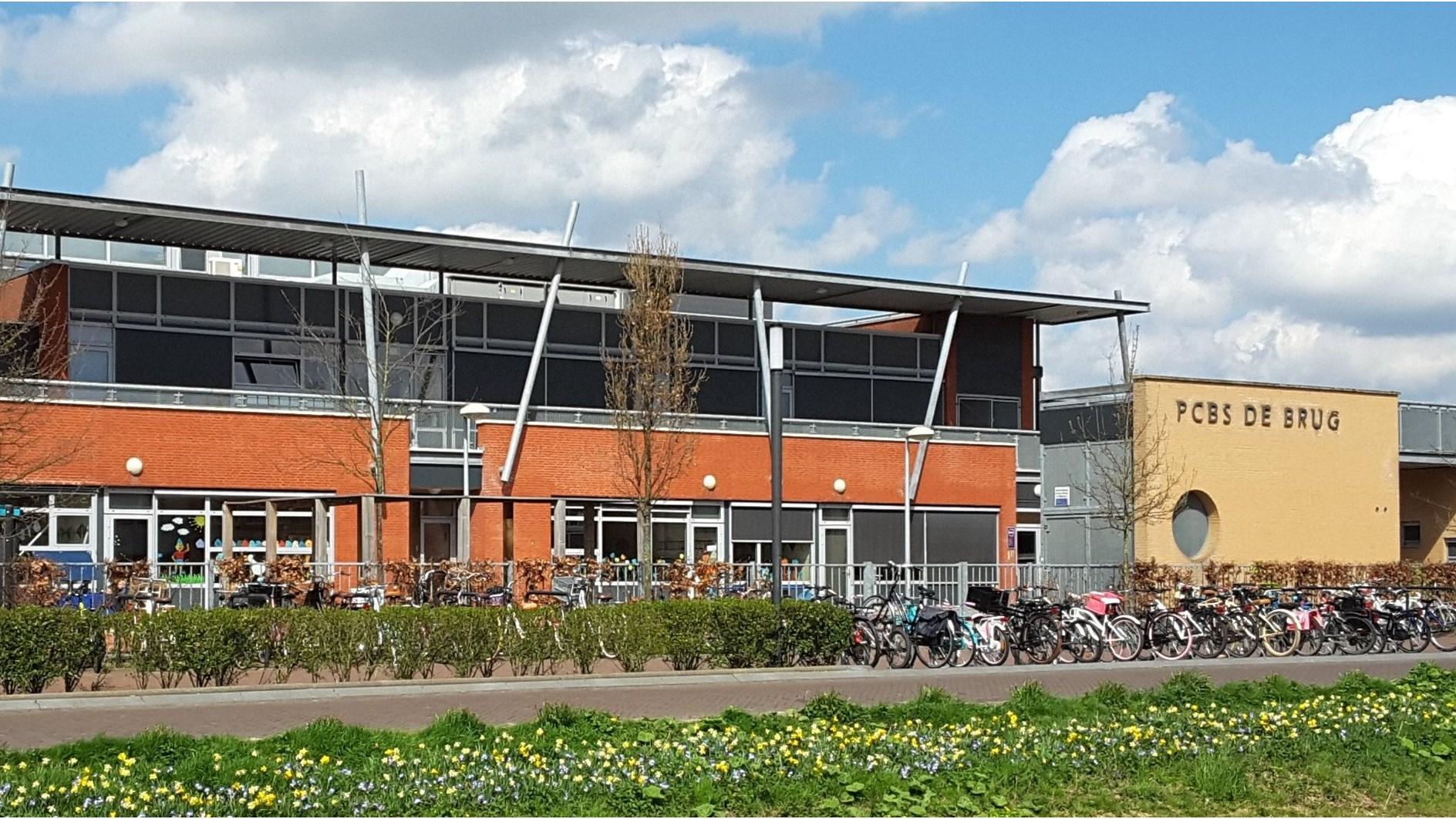 PCBS De Brug in Aalsmeer met een overzicht van de school en fietsenstalling.