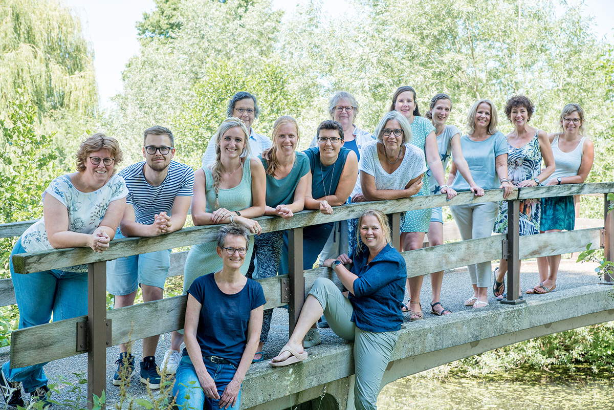 Personeel van Basisschool de Holm in Leusden poseert op een brug in de natuur. Personeel van Basisschool de Holm in Leusden poseert op een brug in de natuur.