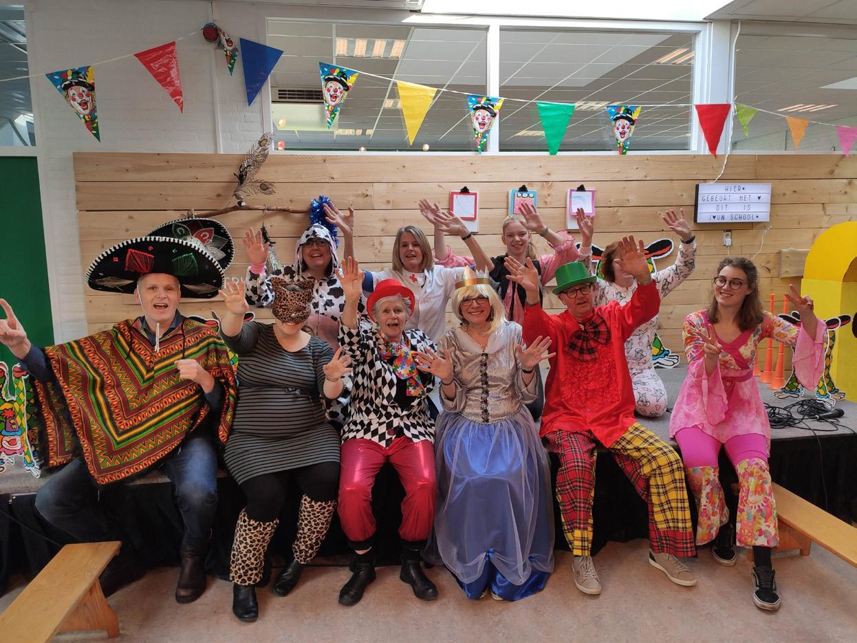 Personeel van Basisschool Het Kompas in Leusden viert een feestelijke gebeurtenis met kleurrijke kostuums en vrolijke gezichten. Personeel van Basisschool Het Kompas in Leusden viert een feestelijke gebeurtenis met kleurrijke kostuums en vrolijke gezichten.