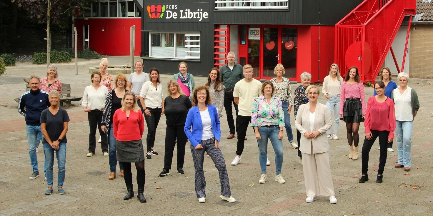 Personeel van Christelijke Basisschool De Librije in Gorredijk poseert op het schoolplein. Personeel van Christelijke Basisschool De Librije in Gorredijk poseert op het schoolplein.