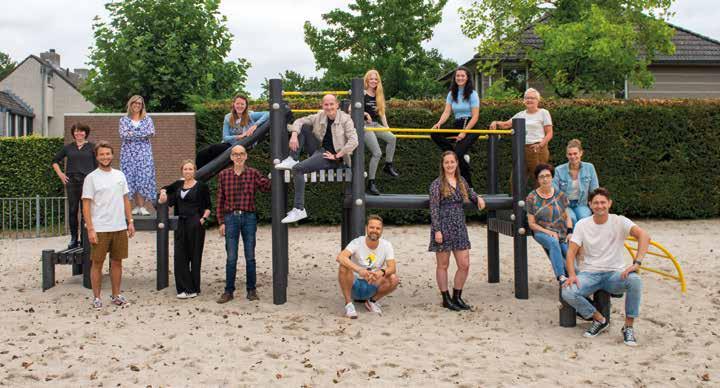 Personeel van Openbare Basisschool De Bron op het schoolplein in Deurne. Personeel van Openbare Basisschool De Bron op het schoolplein in Deurne.