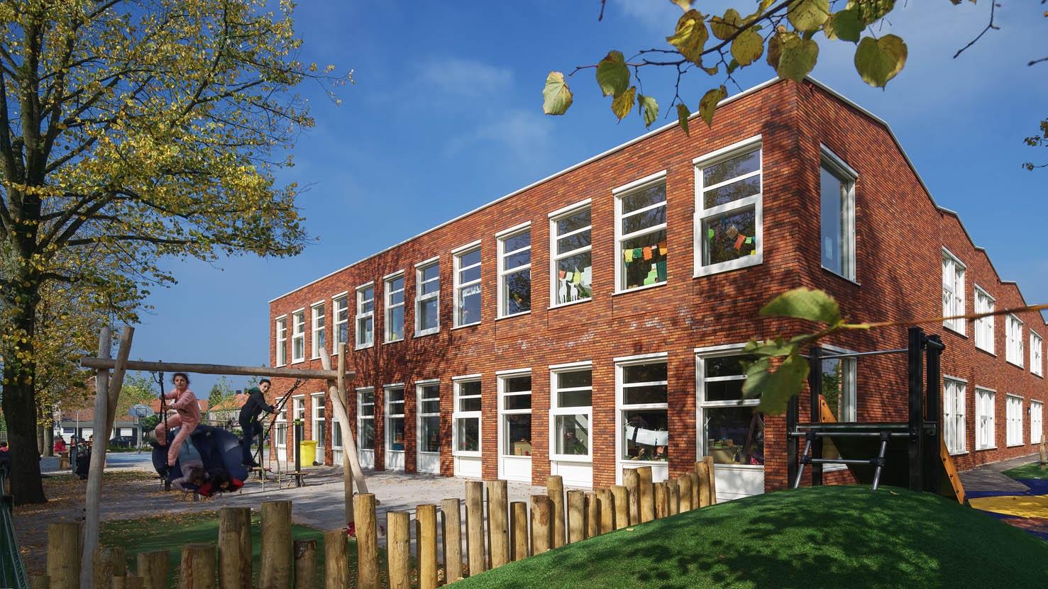 Pieters Jelles Troelstraschool in Amsterdam met een speelplaats waar kinderen aan het spelen zijn. Pieters Jelles Troelstraschool in Amsterdam met een speelplaats waar kinderen aan het spelen zijn.