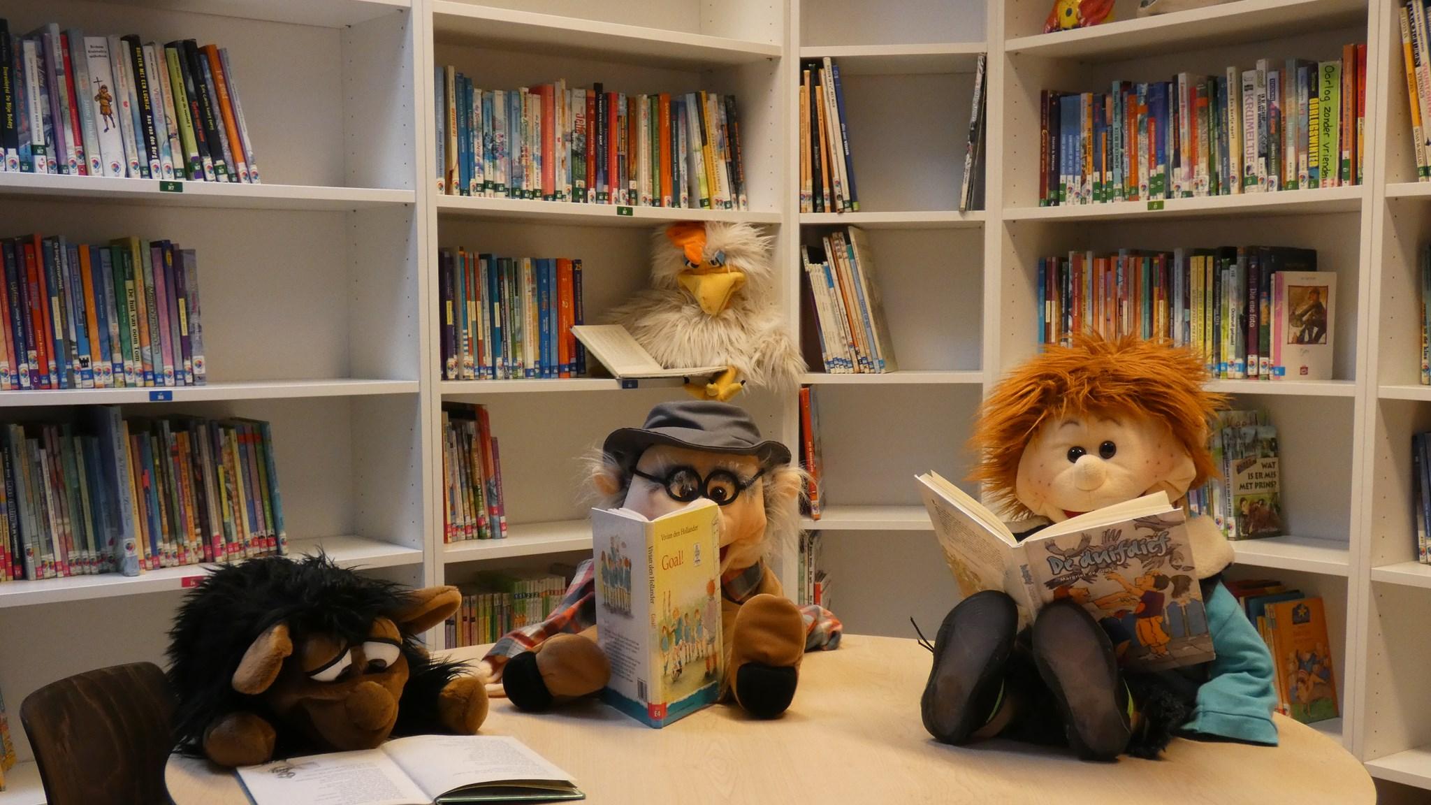 Poppen lezen boeken in de bibliotheek van de School met de Bijbel in Zegveld. Poppen lezen boeken in de bibliotheek van de School met de Bijbel in Zegveld.