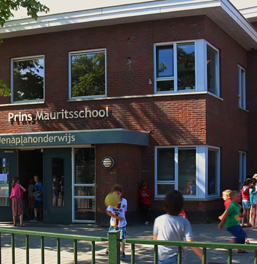 Prins Mauritsschool in Rijswijk, met kinderen op het schoolplein. Prins Mauritsschool in Rijswijk, met kinderen op het schoolplein.