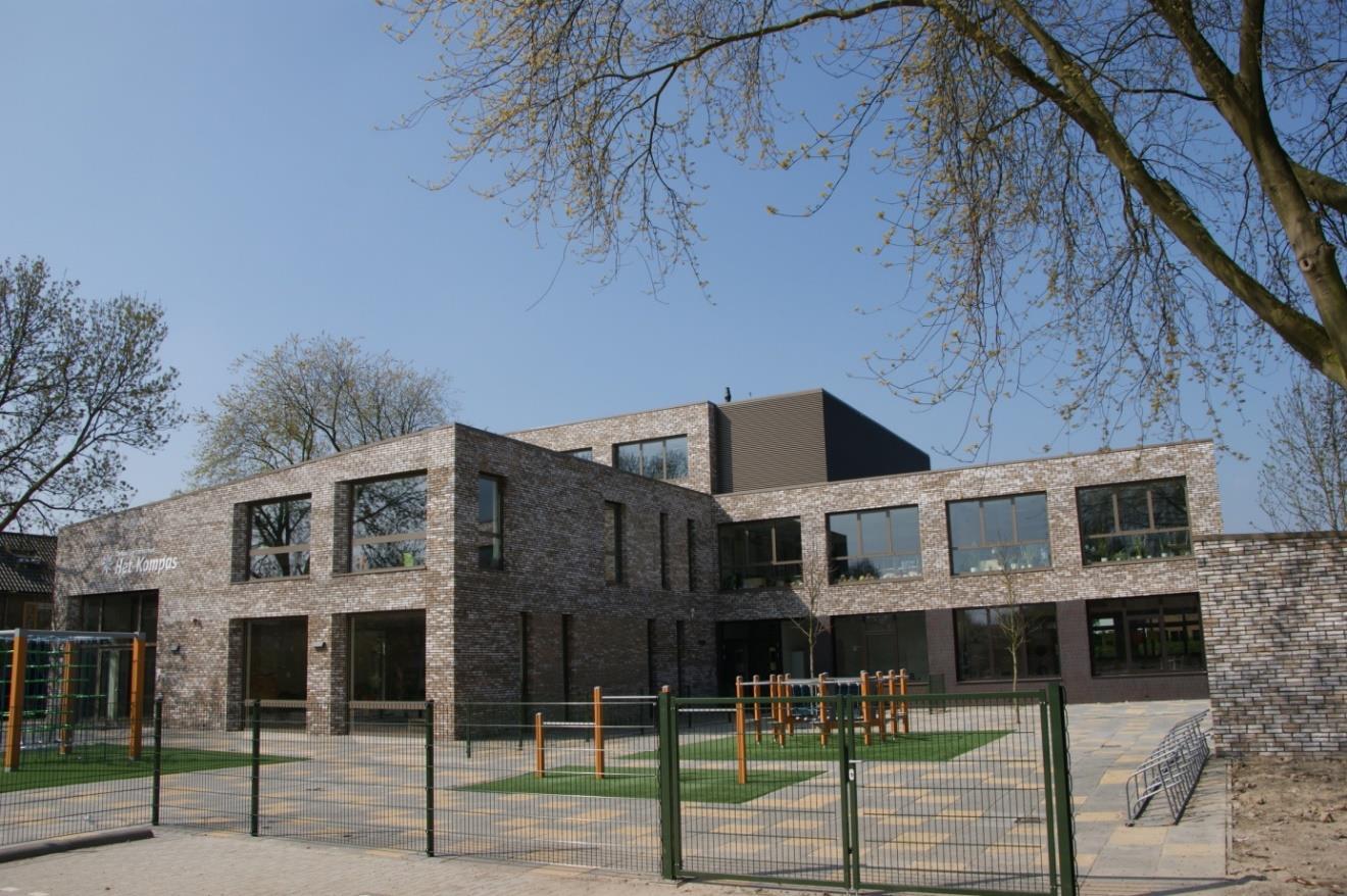 Protestants Christelijke Basisschool Het Kompas in Barendrecht met een modern schoolplein. Protestants Christelijke Basisschool Het Kompas in Barendrecht met een modern schoolplein.