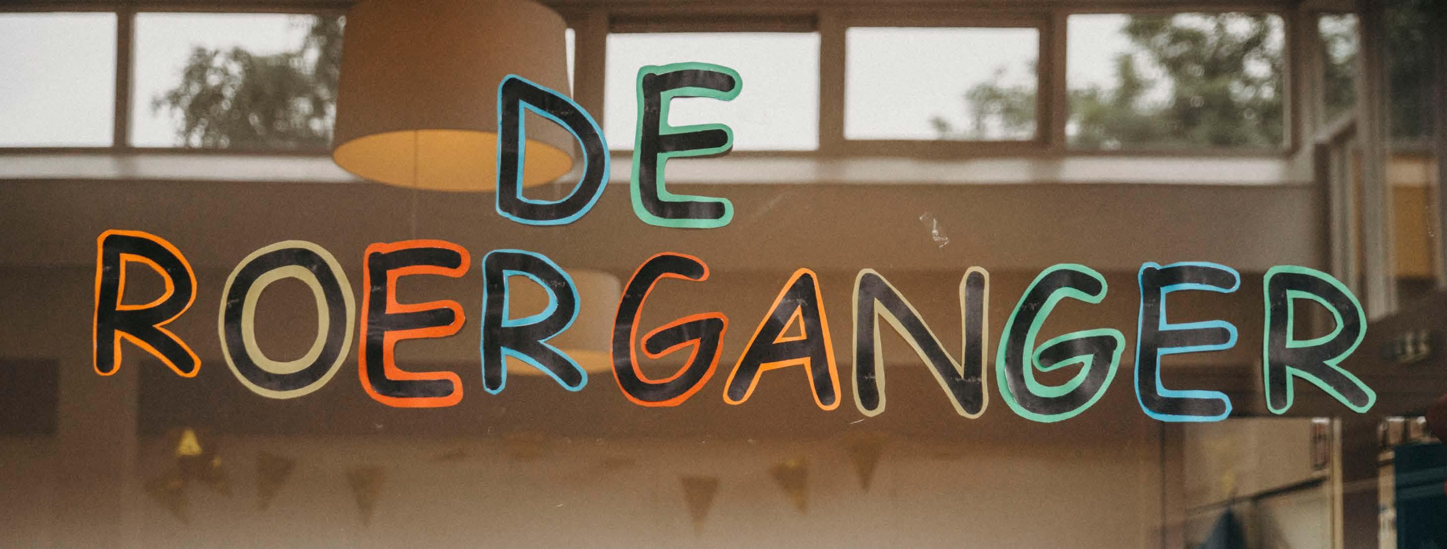 Raam met de tekst 'De Roerganger' van Christelijke Basisschool de Roerganger in Heerenveen. Raam met de tekst 'De Roerganger' van Christelijke Basisschool de Roerganger in Heerenveen.