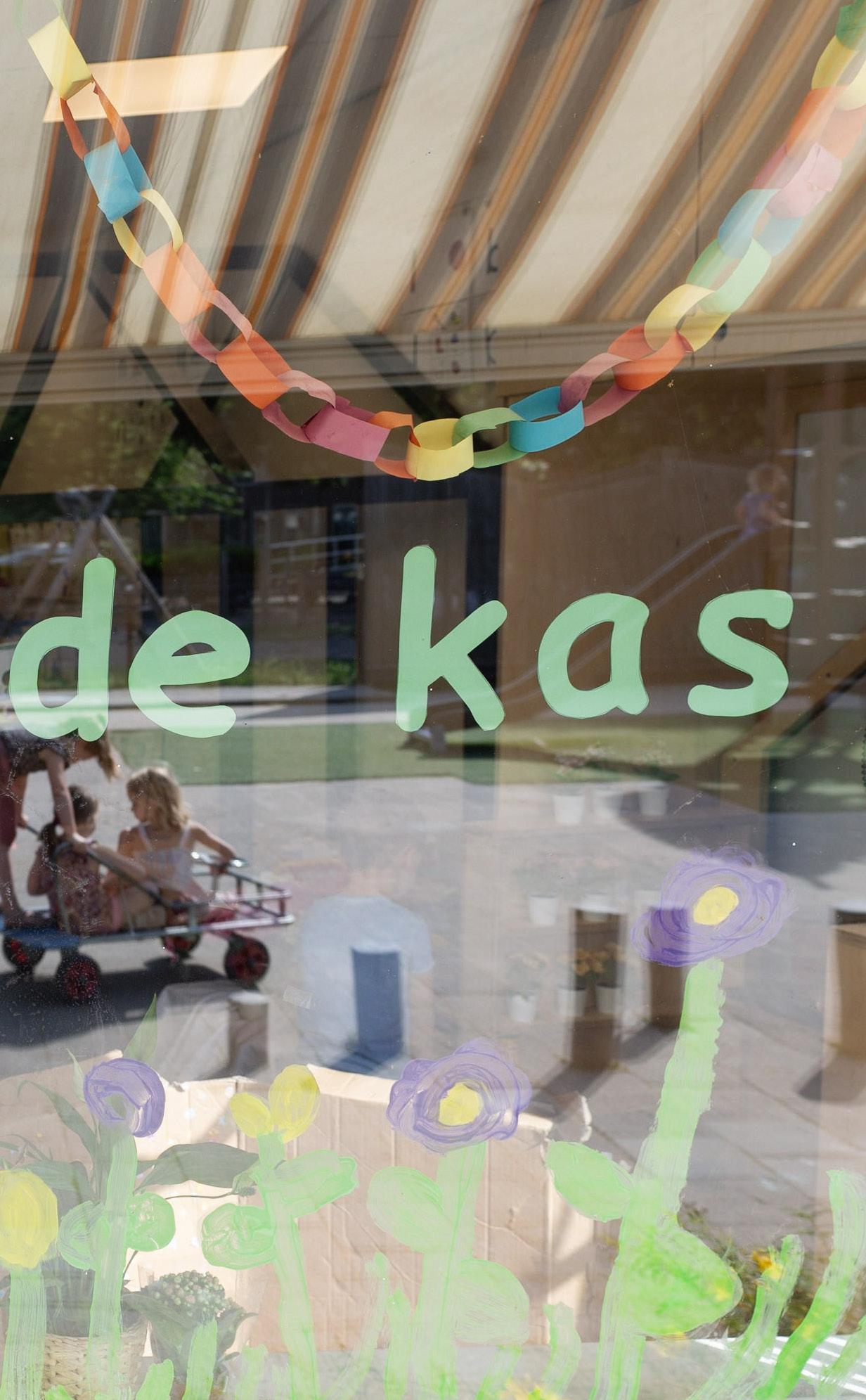 Raamdecoratie met de naam 'de kas' van Kindcentrum de KAS in Waddinxveen. Raamdecoratie met de naam 'de kas' van Kindcentrum de KAS in Waddinxveen.
