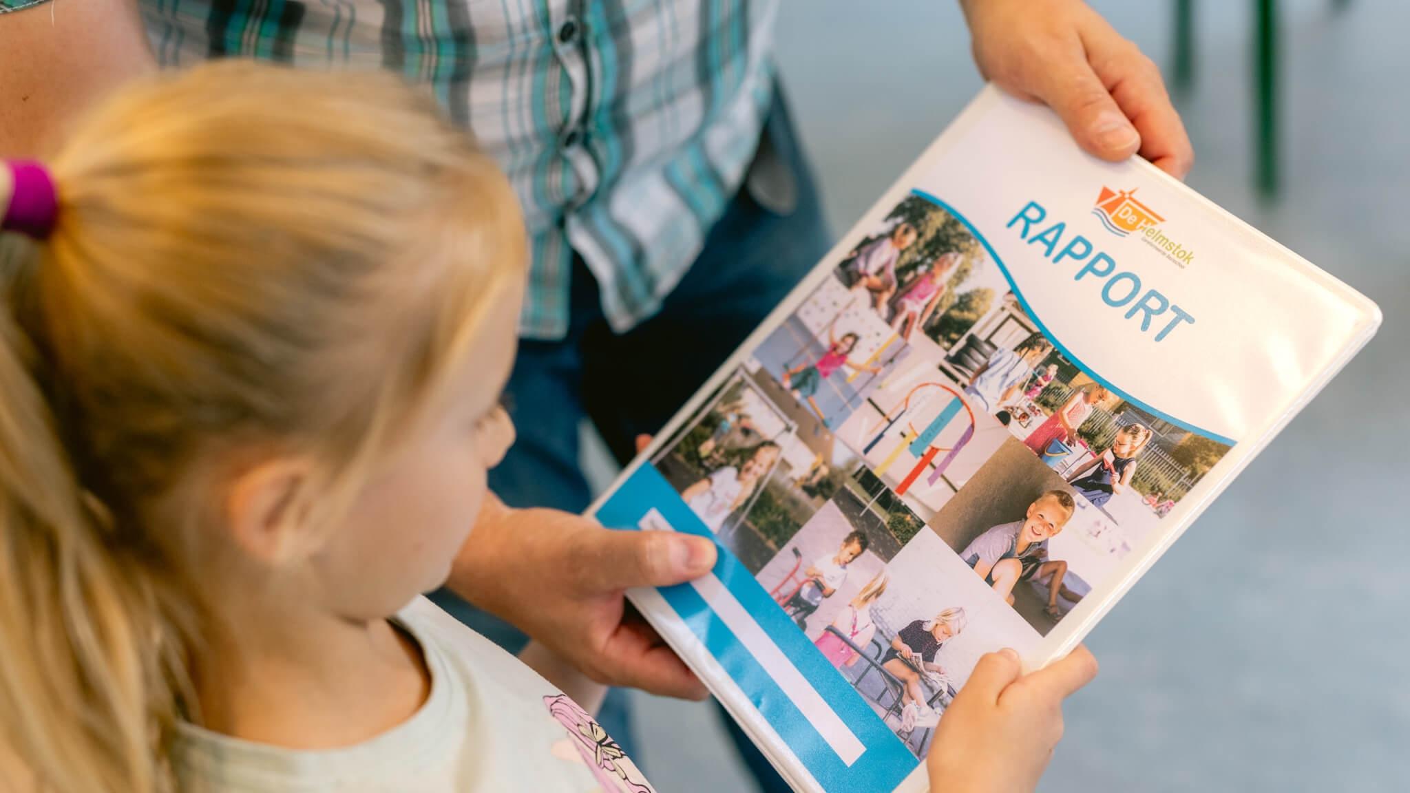 Rapport van Kindcentrum De Helmstok, waarbij een kind en een volwassene samen het document bekijken. Rapport van Kindcentrum De Helmstok, waarbij een kind en een volwassene samen het document bekijken.