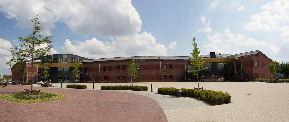 Rehoboth Speciaal Basisonderwijs in Ochten met een uitzicht op het schoolplein en het gebouw. Rehoboth Speciaal Basisonderwijs in Ochten met een uitzicht op het schoolplein en het gebouw.