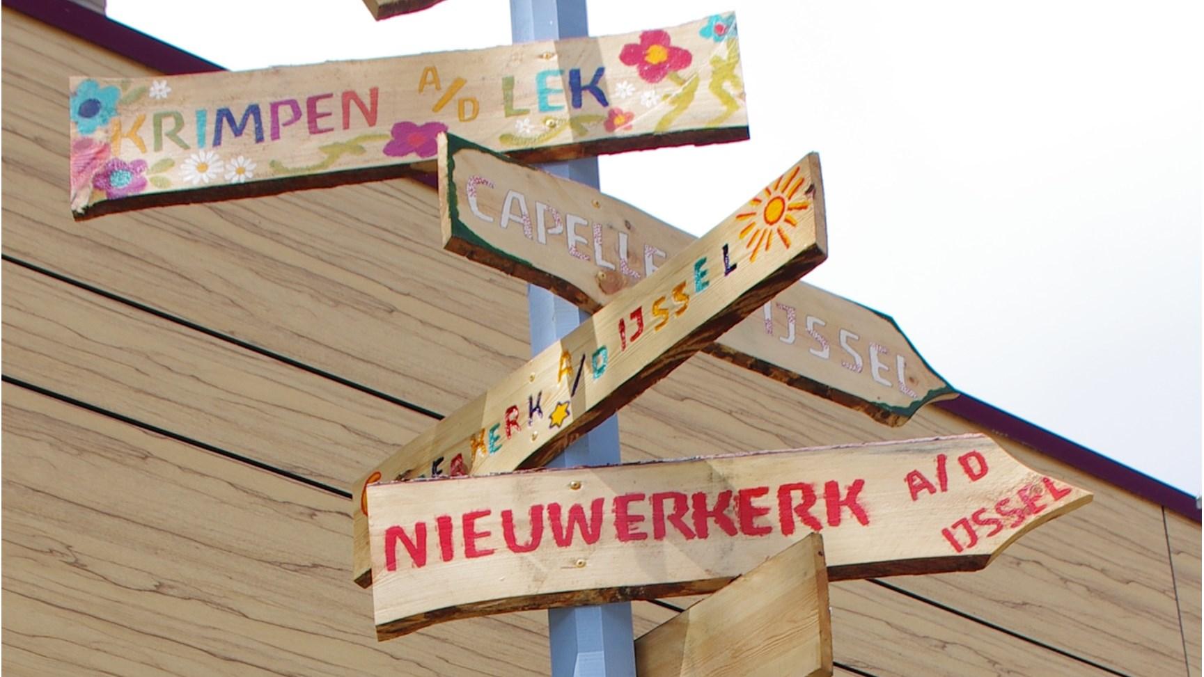 Richtingaanwijzers op het schoolplein van Rudolf Steiner School Krimpen in Krimpen aan den IJssel. Richtingaanwijzers op het schoolplein van Rudolf Steiner School Krimpen in Krimpen aan den IJssel.
