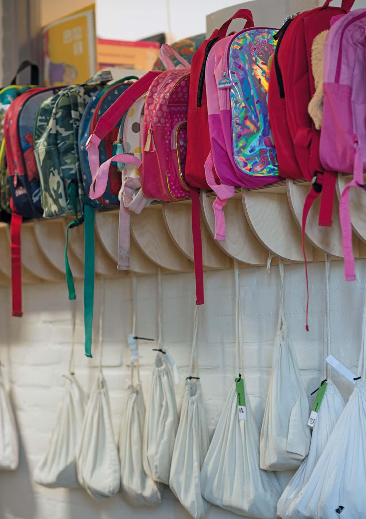 Rijen rugzakken en tassen hangen aan haken in de Wethouder Van Eupen school in Eindhoven. Rijen rugzakken en tassen hangen aan haken in de Wethouder Van Eupen school in Eindhoven.