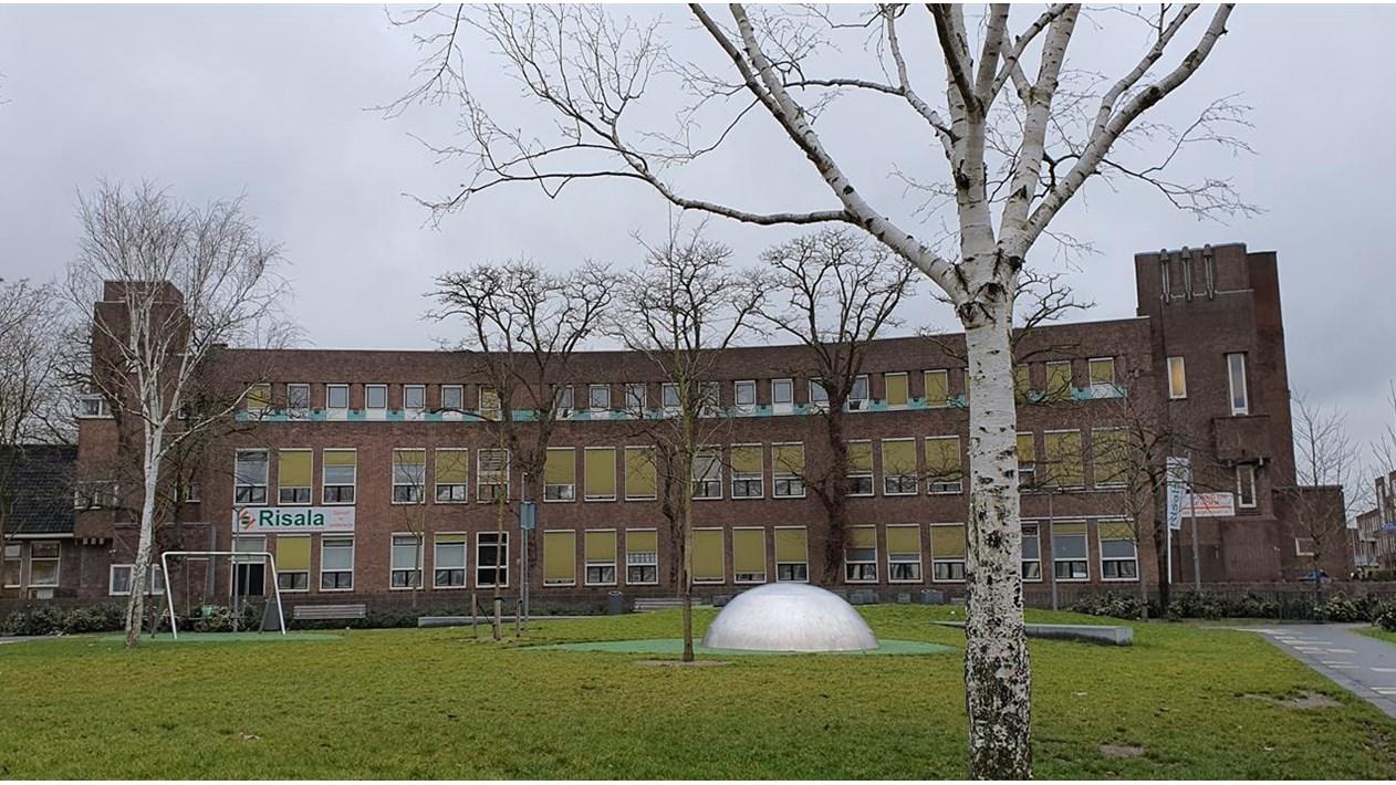 Risala in Rotterdam met uitzicht op het schoolplein en het gebouw. Risala in Rotterdam met uitzicht op het schoolplein en het gebouw.
