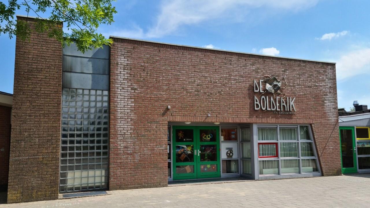 RK Basisschool De Bolderik in Hank met een moderne gevel en groene deuren. RK Basisschool De Bolderik in Hank met een moderne gevel en groene deuren.
