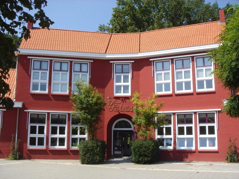RK Basisschool De Schalm in Vught met een opvallende rode gevel en grote ramen. RK Basisschool De Schalm in Vught met een opvallende rode gevel en grote ramen.