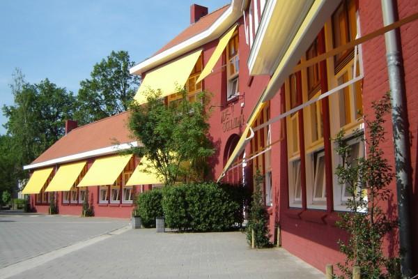 RK Basisschool De Schalm in Vught met kleurrijke zonwering en een groene omgeving. RK Basisschool De Schalm in Vught met kleurrijke zonwering en een groene omgeving.