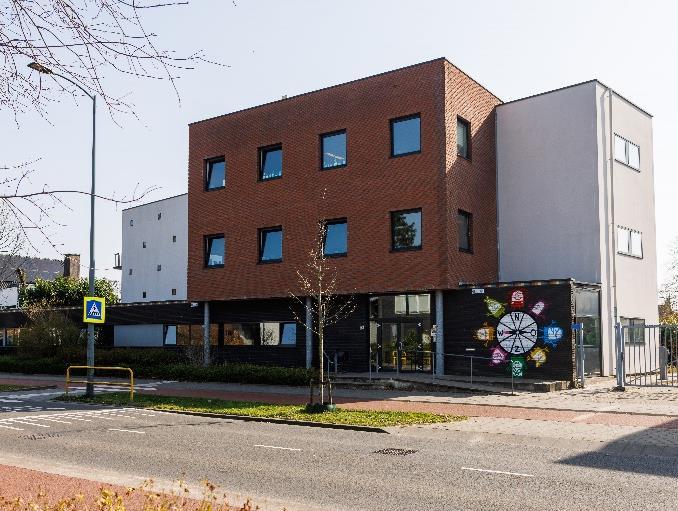RK Basisschool De Westhoek in Oosterhout, met een moderne gevel en een kleurrijke ingang. RK Basisschool De Westhoek in Oosterhout, met een moderne gevel en een kleurrijke ingang.