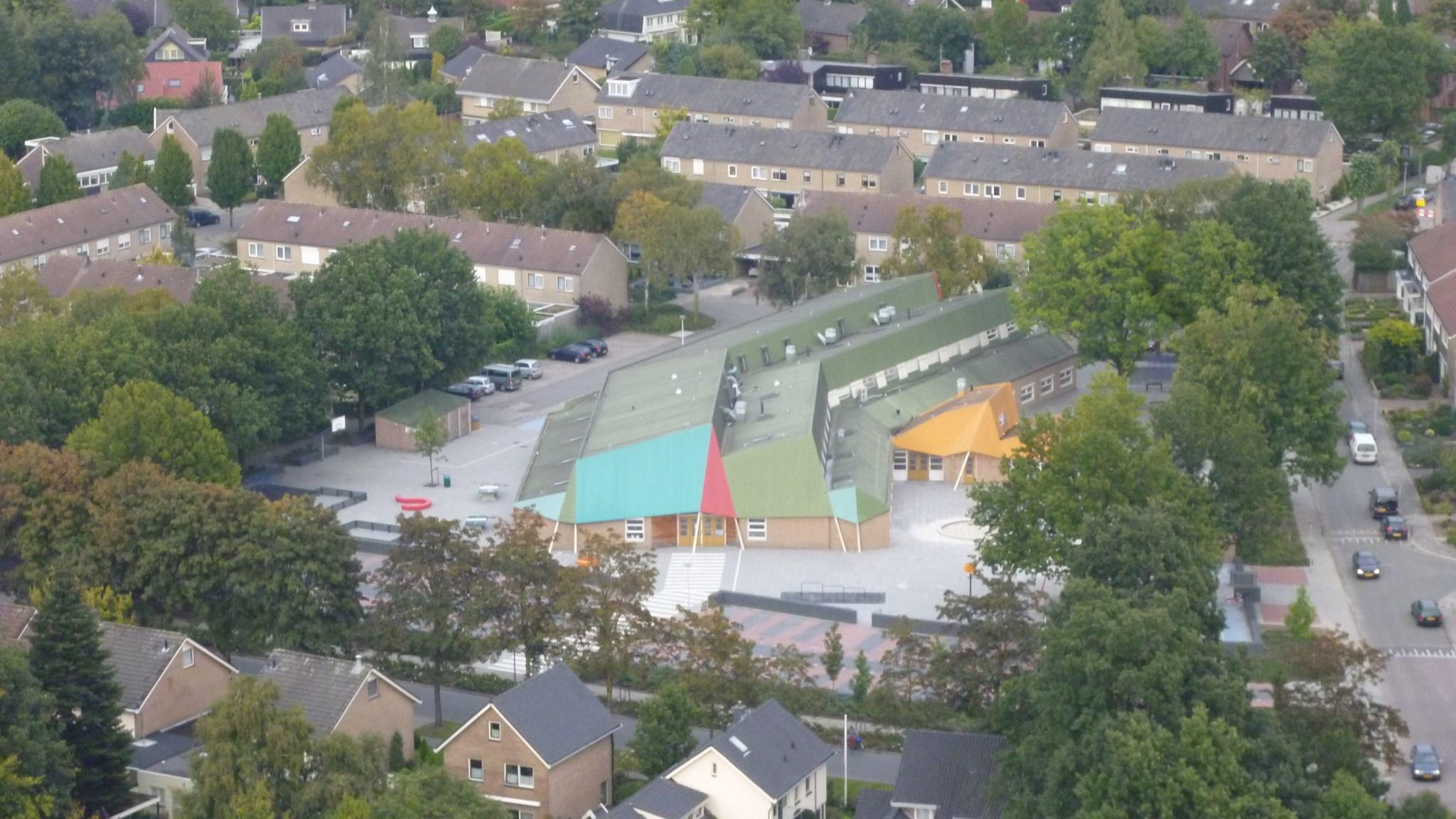 R.K. basisschool de Wiekslag in Tubbergen met een overzicht van het schoolplein en de omliggende woningen. R.K. basisschool de Wiekslag in Tubbergen met een overzicht van het schoolplein en de omliggende woningen.