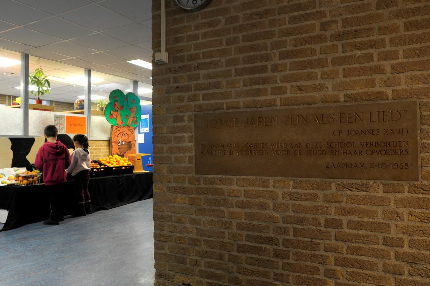 RK basisschool Paus Joannes in Zaandam, waar kinderen met frisse producten uit de fruitbox omgaan. RK basisschool Paus Joannes in Zaandam, waar kinderen met frisse producten uit de fruitbox omgaan.
