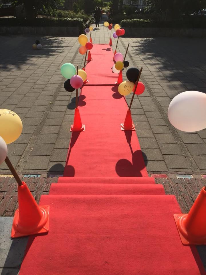 Rooie loper met ballonnen en verkeerskegels op het schoolplein van Basisschool Lambertus in Swalmen. Rooie loper met ballonnen en verkeerskegels op het schoolplein van Basisschool Lambertus in Swalmen.