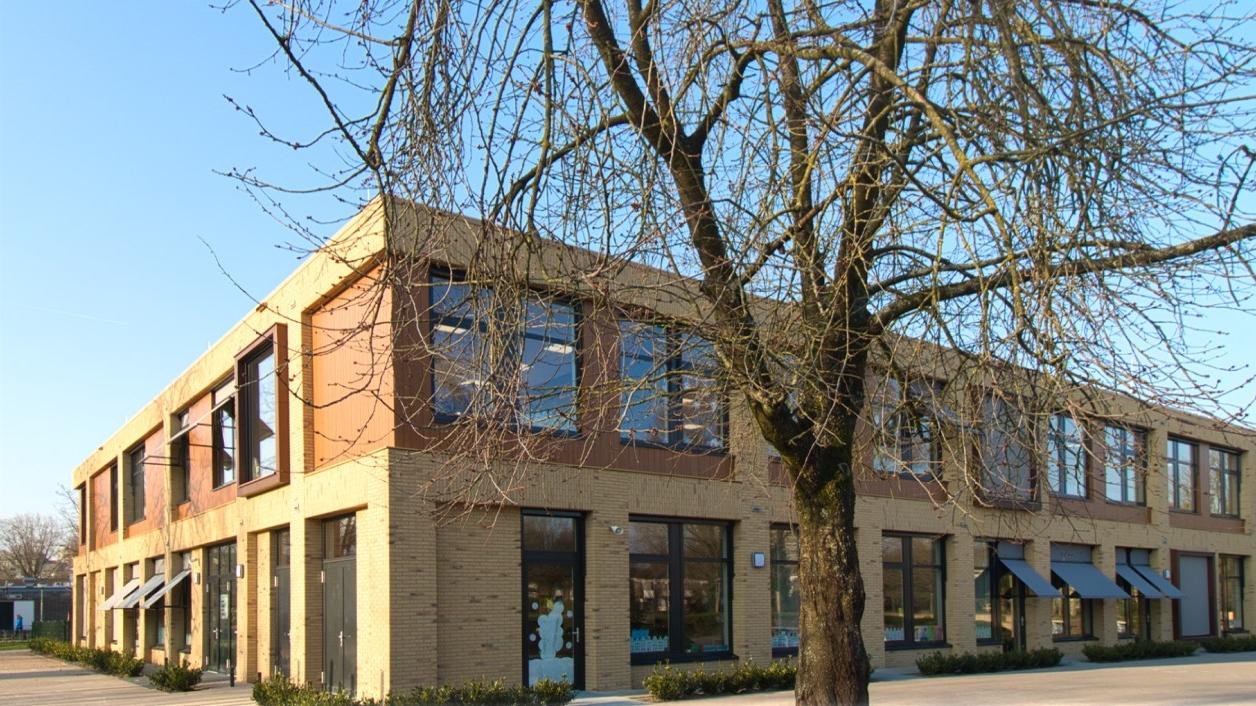 Rooms Katholieke Basisschool De Ommelander in Arnhem met een moderne schoolgebouw zichtbaar op deze foto. Rooms Katholieke Basisschool De Ommelander in Arnhem met een moderne schoolgebouw zichtbaar op deze foto.