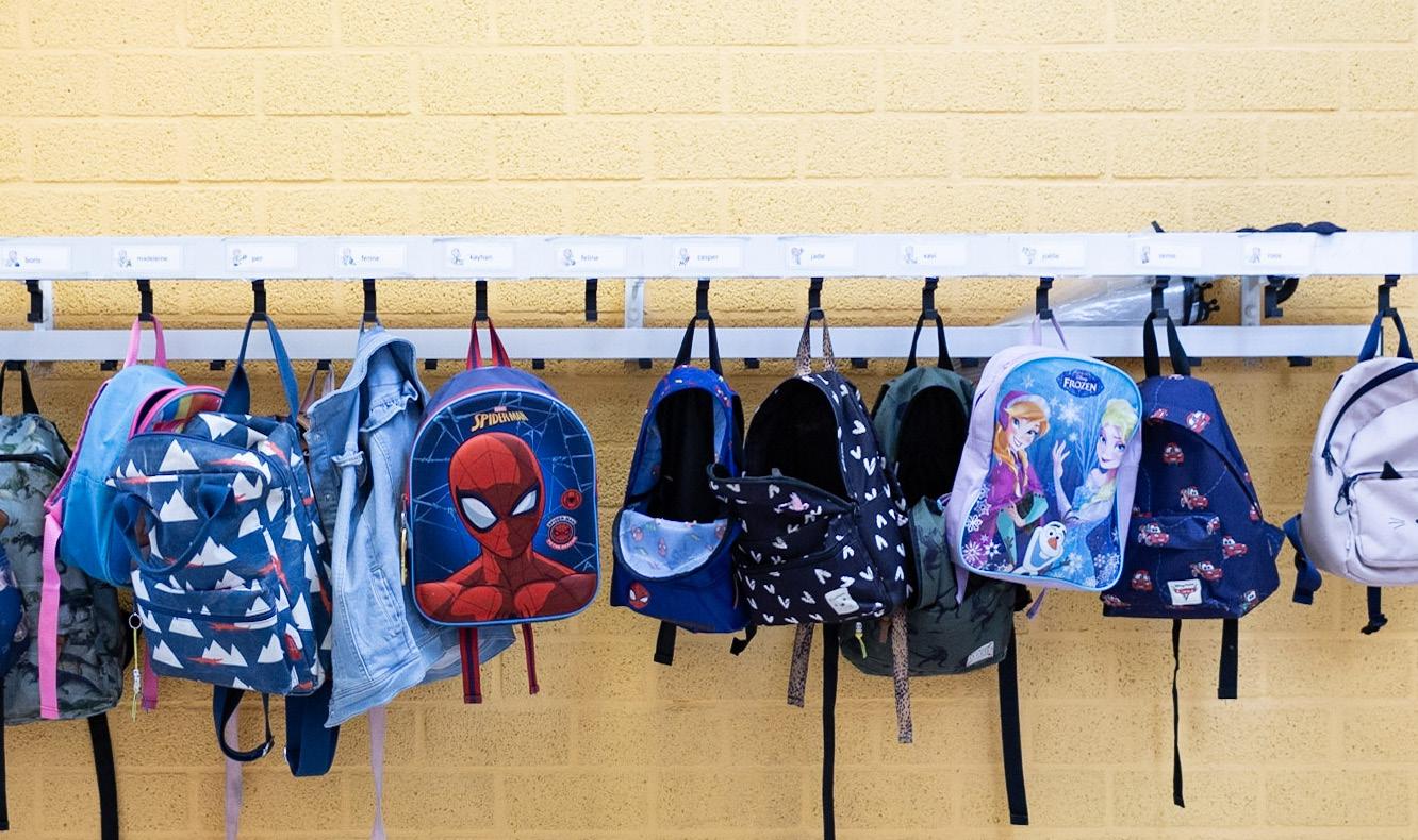 Rugzakken opgehangen aan een haakjeswand in Kindcentrum de KAS in Waddinxveen. Rugzakken opgehangen aan een haakjeswand in Kindcentrum de KAS in Waddinxveen.