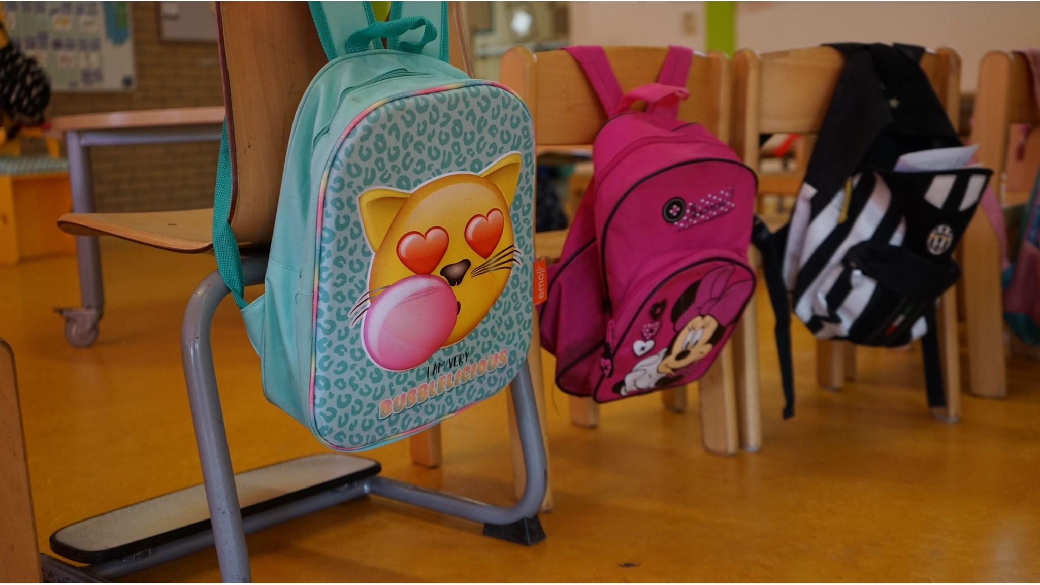 Rugzakken van leerlingen hangen aan stoelen in de klas van IKC BinnensteBuiten in Tricht. Rugzakken van leerlingen hangen aan stoelen in de klas van IKC BinnensteBuiten in Tricht.